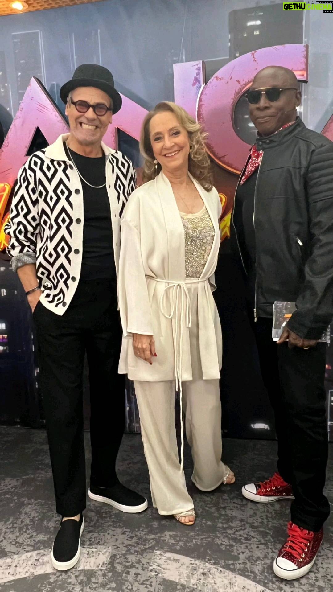 Ana Botafogo Instagram - Agora é a hora! Estamos prestes a entrar no palco do Dança dos Famosos. Preparem-se para uma apresentação incrível! 💃🕺 #ProntosParaDançar #DançaDosFamosos #domingão #carlinhosdejesus #AnaBotafogo @xorogan_zebrinha @leticiacolin @domingao @lucianohuck