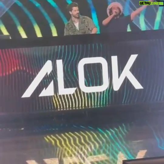 Ana Botafogo Instagram - Detalhes do dia de hoje! Desde os bastidores até nosso encerramento com chave de ouro ao som de Alok! Foi mais um programa finalizado com sucesso. Parabéns aos participantes, vocês arrasaram mais uma vez! 💃🕺🌟 #DançaDosFamosos #Sucesso #Alok #AnaBotafogo #domingao