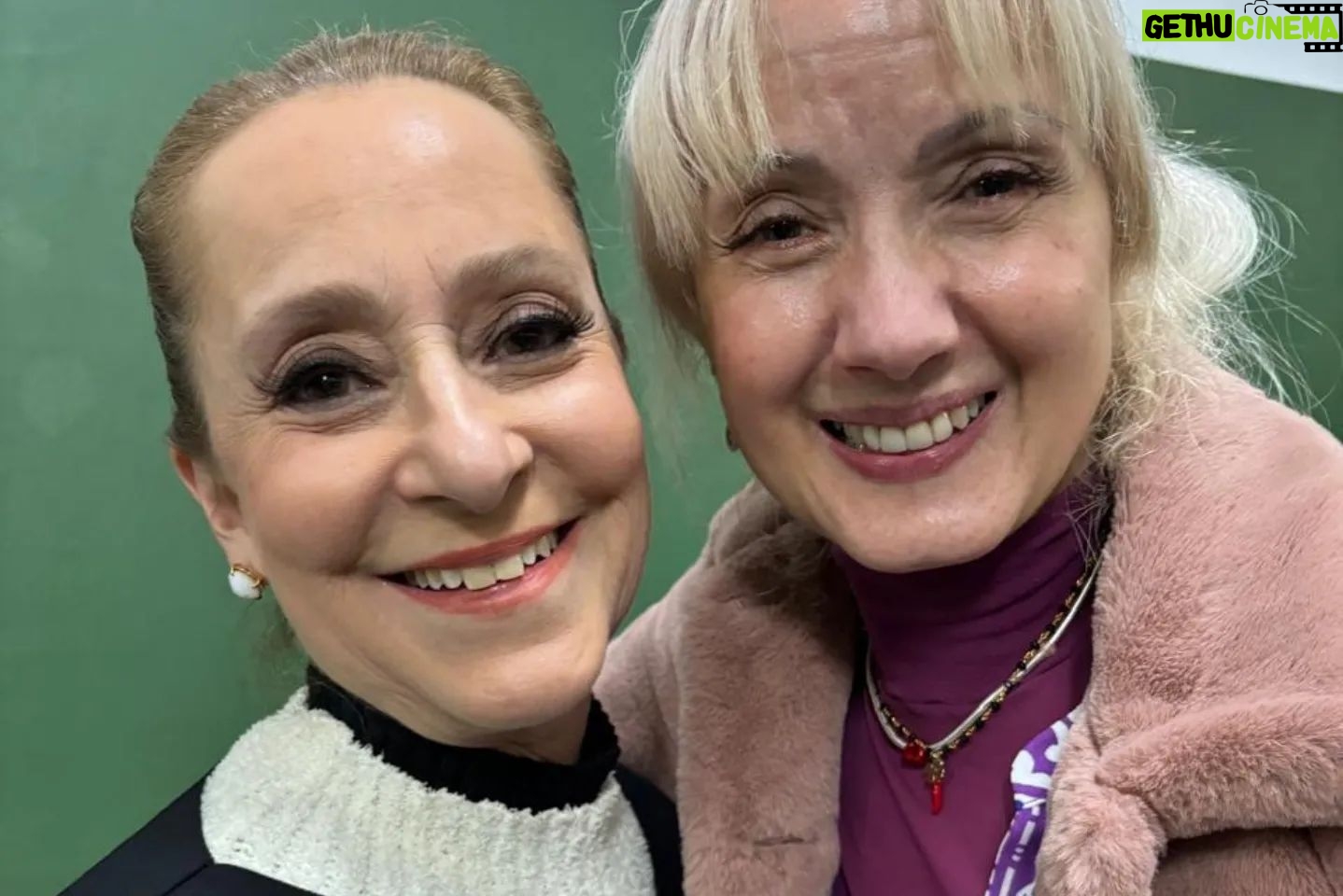 Ana Botafogo Instagram - Ainda sobre o Festival Internacional de Valinhos. Obrigada pelo carinho de todos e por serem difusores da arte da dança. Que alegria e honra de participar de equipe de jurados tão renomados e referências em nosso segmento. Paula Castro, Yosvani Ramos, Ana Julia Bermudez, Niurka Naranjo Obrigada por este lindo encontro! Obrigada a Prefeita Lucimara por entender que a dança é um instrumento de transformação e união! Premiados da última noite @festivalinternacionalvalinhos Fotos com jurados no palco e mesa dos jurados Visita ao Centro Cultural Vicente Musselli Foto com Secretário de Cultura Ricardo do Vale Foto com a Prefeita Lucimara