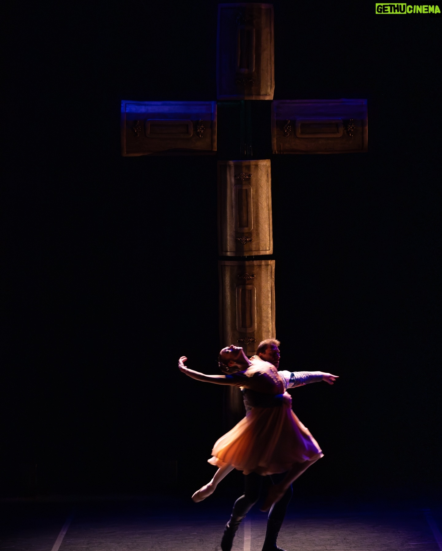 Ana Botafogo Instagram - Ontem foi a nossa tão esperada estreia e é claro que não deixaríamos de trazer os melhores registros dessa noite pra cá! Confira a galeria de fotos da primeira apresentação do espetáculo ST Tragédias na temporada 2024, @teatrocasagrande. ST TRAGÉDIAS conta com direção de @marcelomisailidis e codireção de @anabotafogooficial, apoio @sodanca e realização @pramacomunicacao. 📸 @aka_vitao (Divulgação/ST Tragédias) Patrocínio oficial @petrobras @minc #PetrobrasCultural #culturagovbr