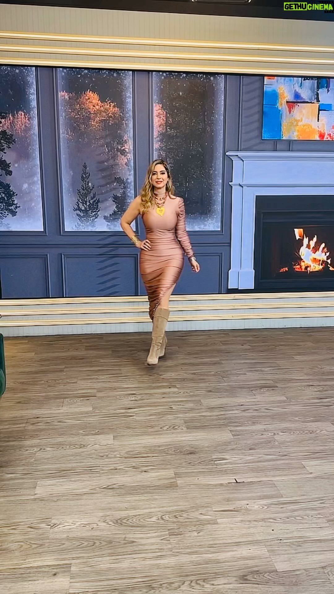 Anaís - 16.9K Likes - Feliz martes mis amores ❤️ que les parece este lindo vestido de @atouchofkat 😍 y las joyas divinas de mi @alejandragarciacollection están preciosas verdad ? 😍😍 #anais #love #blessed #losangeles #fashionista