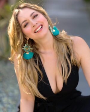 Anaís Instagram - Así de feliz comienzo una nueva semana mis amores ❤️invitándolos a que me sigan en el podcast @sin.pelos.en.lalengua  y  #finanzasparaticonpalazzi son dos podcast donde aprenderán mucho y además se van a pasar un rato muy agradable, búscanos en YouTube y suscríbete. @carlospalazzifinances @armidaoficial @laflakamx 
📸 @dawlinphotography 
💎 @alejandragarciacollection 
#anais #losangeles #blessed #love #podcast #chinolita
