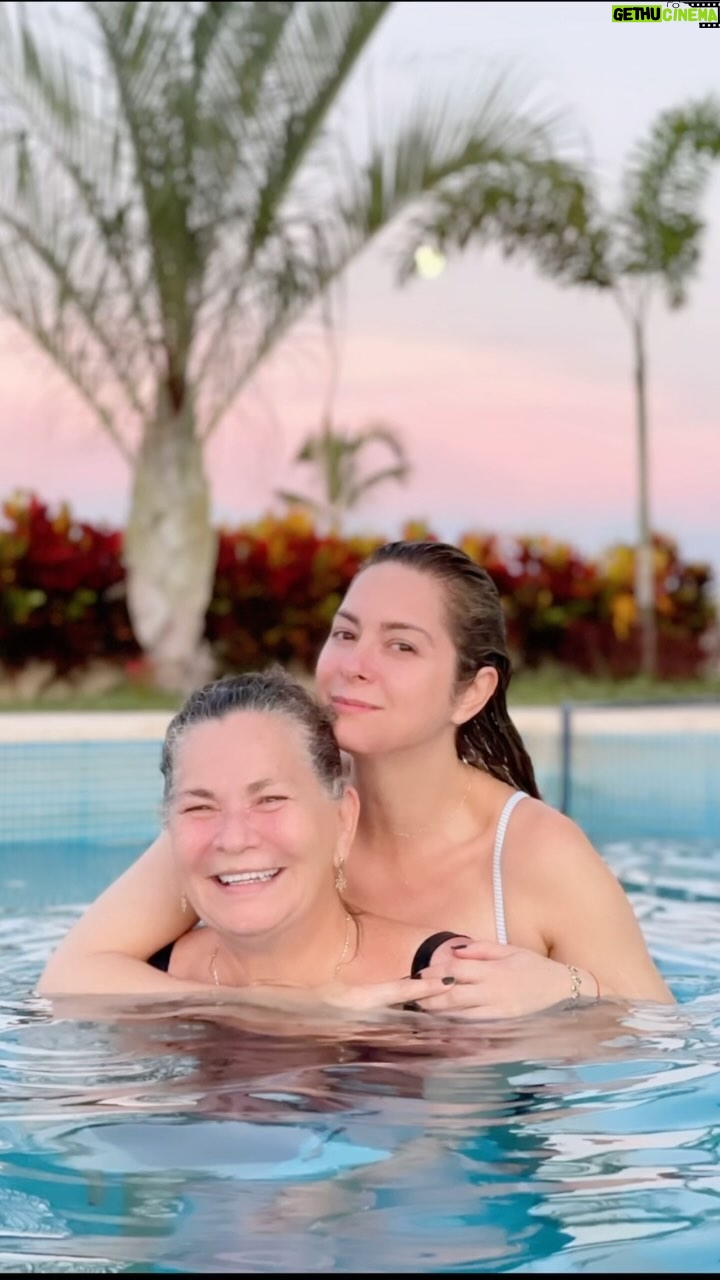 Anaís Instagram - Feliz cumpleaños a la mujer más bonita del mundo, mi mamá 🎂🎁 te amo desde aquí al infinito ❤️
