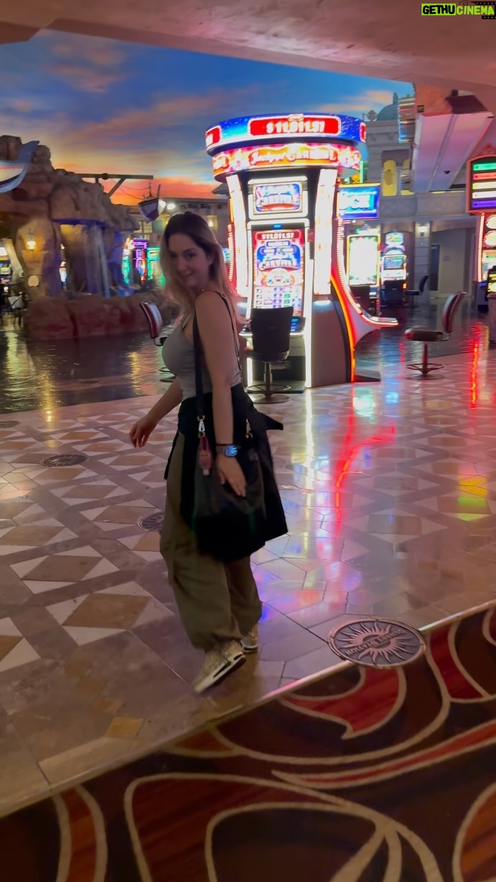 Anaís Instagram - Happy Monday mis amores ❤️ #longweekend #anais #blessed #vegas #lasvegas #parishotel #casino #playground #chinolita #love