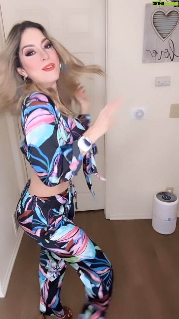Anaís - 20.1K Likes - Es viernes y el cuerpo lo sabe 🤩 happy long weekend mis amores ❤️ #anais #blessed #losangeles #labicicleta #shakira #vegas #sexi 👗 @atouchofkat