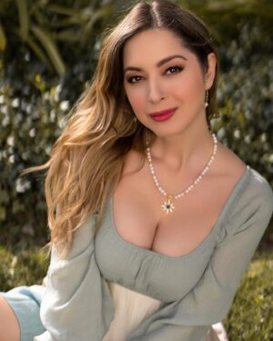 Anaís Instagram - ❤️ welcome February #anais #blessed 📸 @dawlinphotography 💎 @alejandragarciacollection