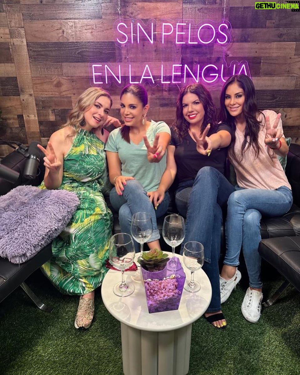 Anaís Instagram - Mis amores ya hay nuevo episodio de @sin.pelos.en.lalengua escúchanos en todas las plataformas digitales y ve a nuestro canal de YouTube y suscríbete 🥰🥰 #applemusic #spotify #youtube #pandora #amazon