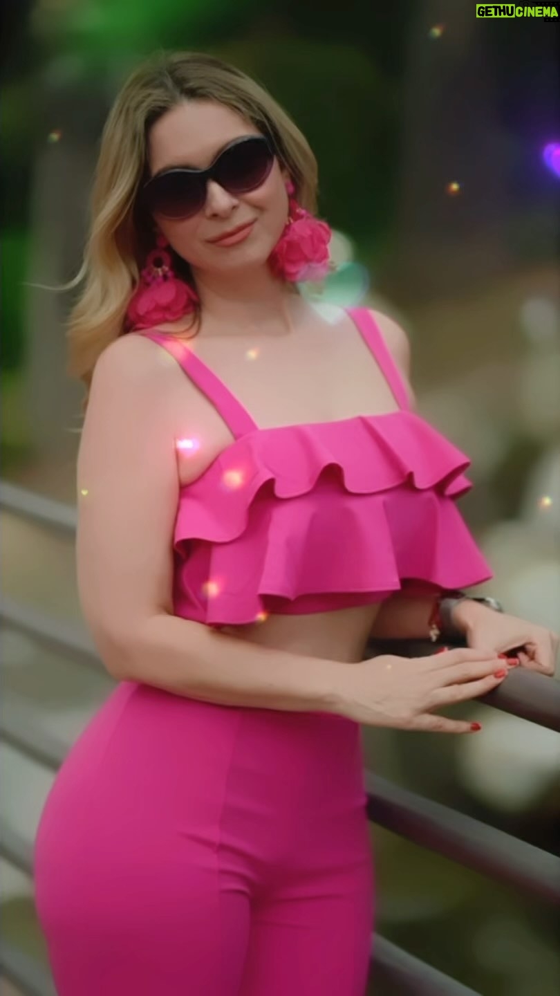 Anaís Instagram - Muchos querrán apagar tu luz, pero cuando es Dios que te alumbra, no hay quien pueda opacarte 🩷🌸🌺 #anais #love #losangeles #springfashion 👗 @atouchofkat 🎥 @dawlinphotography