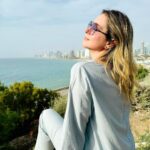 Anaís Instagram - Esta semana, todos mis sentimientos se encontraron, incluso los que no conocía. Fue un viaje diferente a los demás, donde te aferras a la promesa y la esperanza, donde el miedo es un acompañante y el dolor tiene cara. Un contraste de vida y muerte que nunca había presenciado. Tantas cosas que quisiera decir y solo puedo resumirlo en unas cuantas palabras: EN UNA GUERRA TODOS PIERDEN. Quiero agradecer a @fuentelatina por hacerme parte de este equipo maravilloso, que me llevo en el corazón. Gracias @anibaletus @gonzabanez @a.escalonilla @mochiguiaenisrael @harrytoledo #Felipe #Ricardo, #Maya #Mariano #Sergey y a todos los que nos abrieron su corazón y compartieron su testimonio para que no se olvide el objetivo principal: paz. Que puedan regresar a casa quienes están privados de su libertad y que no le cueste más vidas inocentes al odio y la maldad. Todas las nacionalidades, religiones, políticas e ideologías importamos, y si no honramos lo más importante por lo que estamos aquí: LA VIDA, no hemos aprendido nada.