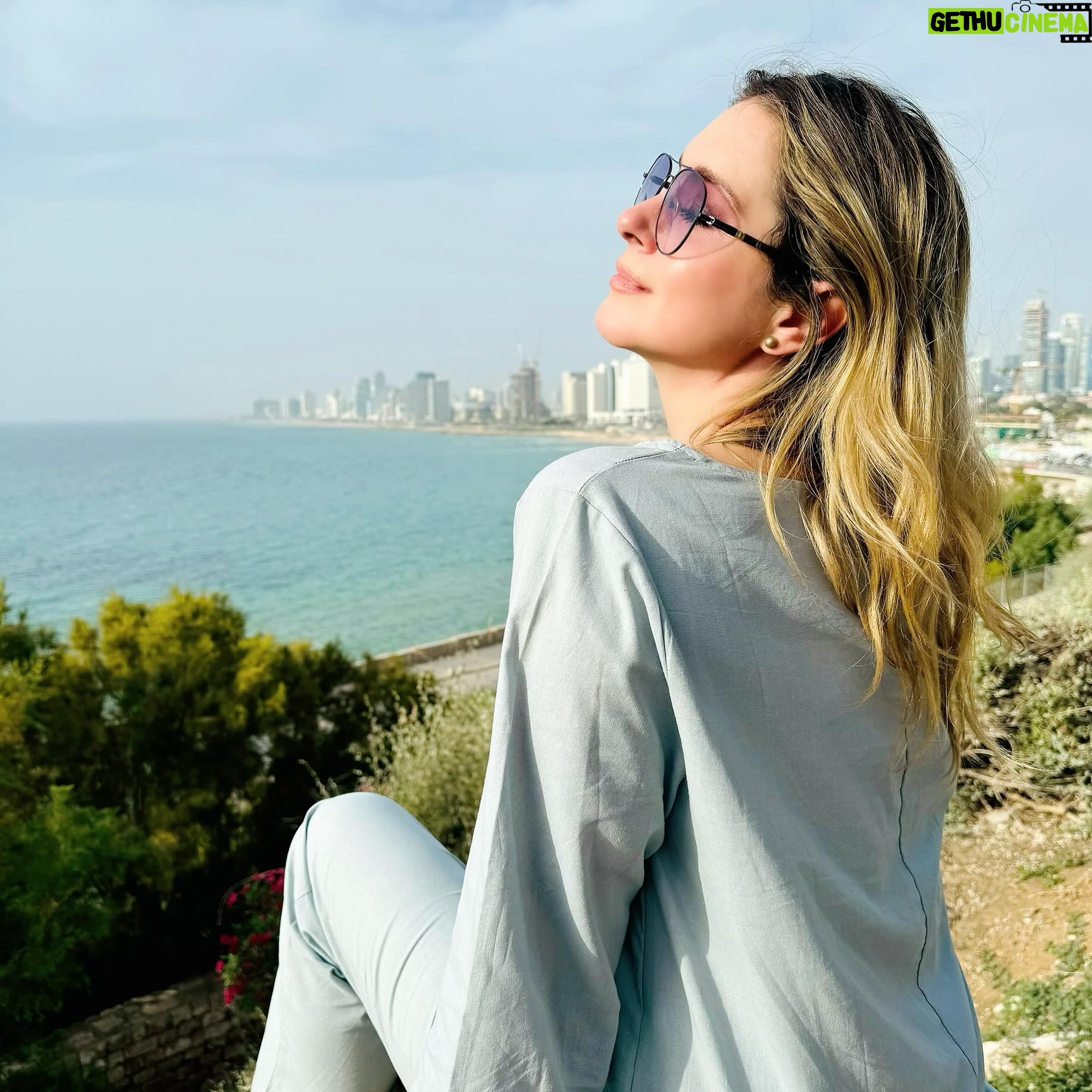 Anaís Instagram - Esta semana, todos mis sentimientos se encontraron, incluso los que no conocía. Fue un viaje diferente a los demás, donde te aferras a la promesa y la esperanza, donde el miedo es un acompañante y el dolor tiene cara. Un contraste de vida y muerte que nunca había presenciado. Tantas cosas que quisiera decir y solo puedo resumirlo en unas cuantas palabras: EN UNA GUERRA TODOS PIERDEN. Quiero agradecer a @fuentelatina por hacerme parte de este equipo maravilloso, que me llevo en el corazón. Gracias @anibaletus @gonzabanez @a.escalonilla @mochiguiaenisrael @harrytoledo #Felipe #Ricardo, #Maya #Mariano #Sergey y a todos los que nos abrieron su corazón y compartieron su testimonio para que no se olvide el objetivo principal: paz. Que puedan regresar a casa quienes están privados de su libertad y que no le cueste más vidas inocentes al odio y la maldad. Todas las nacionalidades, religiones, políticas e ideologías importamos, y si no honramos lo más importante por lo que estamos aquí: LA VIDA, no hemos aprendido nada.