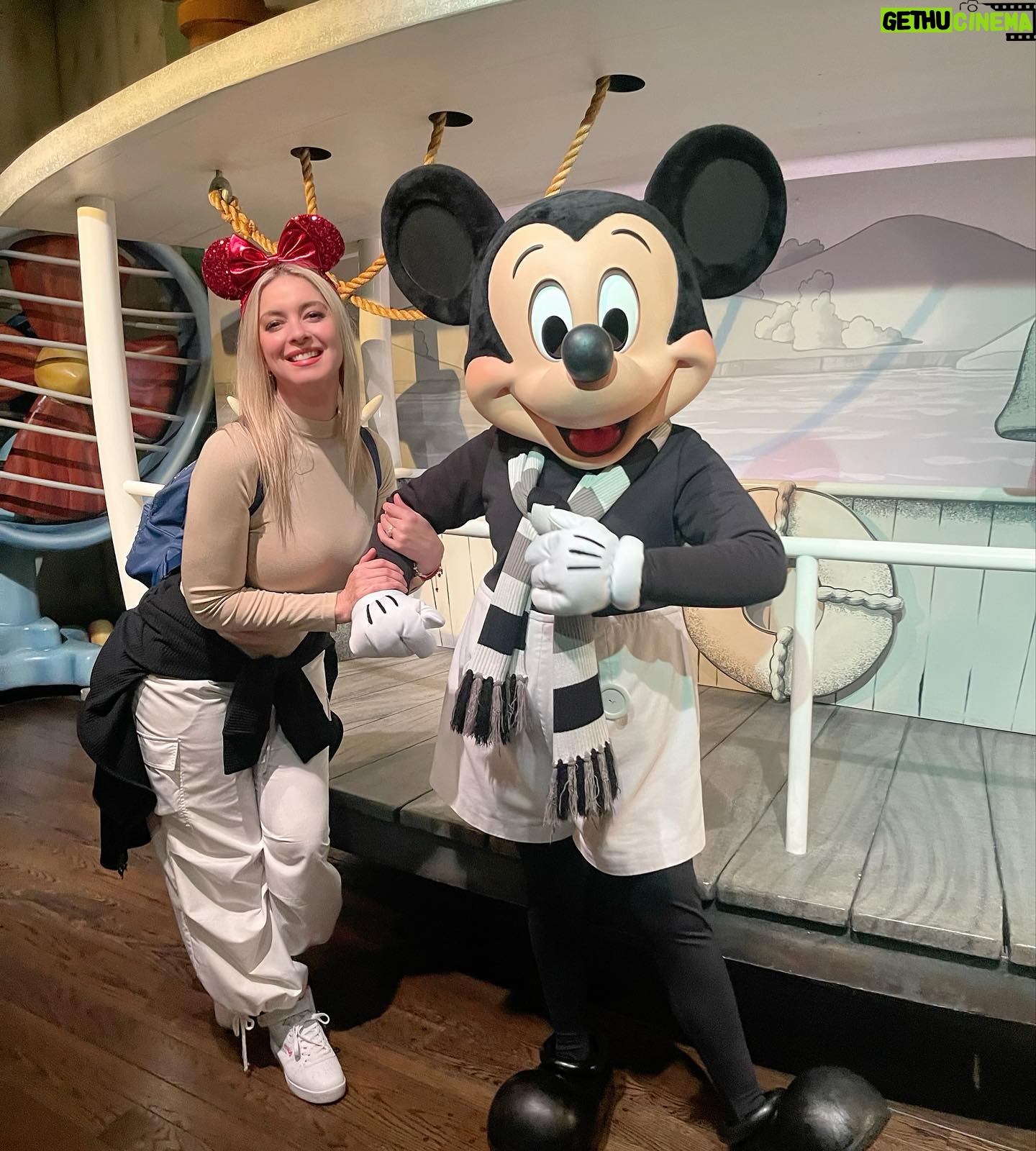 Anaís Instagram - Mickey y yo ❤️ #anais #love #blessed #disney #california #losangeles