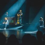Anaïde Rozam Instagram - Hier c’est aux @foliesbergere_officiel que @benmazue, @robinnotte, @clementnilemsimounet ont rempli le cœur des gens..et le mien était gonflé à block de pouvoir monter sur scène pour interpréter la chanson Semaine A/Semaine B 💕 merci pour cette expérience c’est gravé! Merci @sophiebrandet pour les photos 🙏🏼 Bravo @emma.ptrs 😘