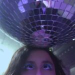 Anaïde Rozam Instagram - Le clip de bon entendeur «I love to love» est à vous ♥️ c’est un bel hommage à la fête, aux clubs qui nous manquent tant. J’espère qu’il vous plaira et que vous danserez dessus, seul ou à plusieurs. Merci à toute l’équipe d’amour @alexbrisa_ @bon_entendeur @anis_gji @cathyematchoua @anton_tarente_ @cami.vanila @sherazesaid @ayoublayoussifi @furlaan @drisslumbroso