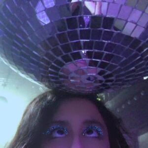 Anaïde Rozam Instagram - Le clip de bon entendeur «I love to love» est à vous ♥️ c’est un bel hommage à la fête, aux clubs qui nous manquent tant. J’espère qu’il vous plaira et que vous danserez dessus, seul ou à plusieurs. Merci à toute l’équipe d’amour @alexbrisa_ @bon_entendeur @anis_gji @cathyematchoua @anton_tarente_ @cami.vanila @sherazesaid @ayoublayoussifi @furlaan @drisslumbroso