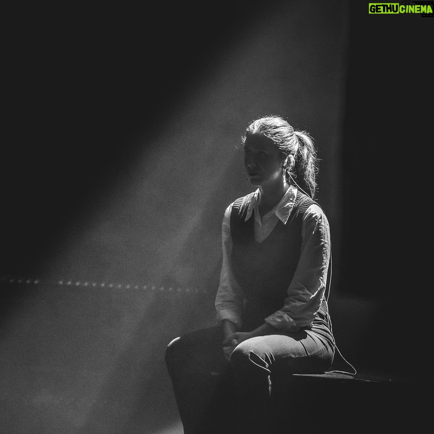 Anaïde Rozam Instagram - Hier c’est aux @foliesbergere_officiel que @benmazue, @robinnotte, @clementnilemsimounet ont rempli le cœur des gens..et le mien était gonflé à block de pouvoir monter sur scène pour interpréter la chanson Semaine A/Semaine B 💕 merci pour cette expérience c’est gravé! Merci @sophiebrandet pour les photos 🙏🏼 Bravo @emma.ptrs 😘