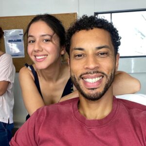 Anaïde Rozam Instagram - Dernier jour de « La Cour des Miracles » de Carine May et Hakim Zouhani 🎬 une aventure de ouf avec de rares spécimens 👽💙💙💙💙 @disizfr @rachidabrakni @raphael.quenard @mourad_boudaoud @sebastien.chassagne @leoniesimaga @faiza.guene #gilbertmelki @jeanrachidk @thara.minh @hautetcourt