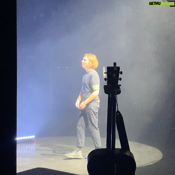 Anaïde Rozam Instagram - Hier c’est aux @foliesbergere_officiel que @benmazue, @robinnotte, @clementnilemsimounet ont rempli le cœur des gens..et le mien était gonflé à block de pouvoir monter sur scène pour interpréter la chanson Semaine A/Semaine B 💕 merci pour cette expérience c’est gravé! Merci @sophiebrandet pour les photos 🙏🏼 Bravo @emma.ptrs 😘