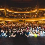 Anaïde Rozam Instagram – Hier c’est aux @foliesbergere_officiel que @benmazue, @robinnotte, @clementnilemsimounet ont rempli le cœur des gens..et le mien était gonflé à block de pouvoir monter sur scène pour interpréter la chanson Semaine A/Semaine B 💕
merci pour cette expérience c’est gravé!

Merci @sophiebrandet pour les photos 🙏🏼
Bravo @emma.ptrs 😘