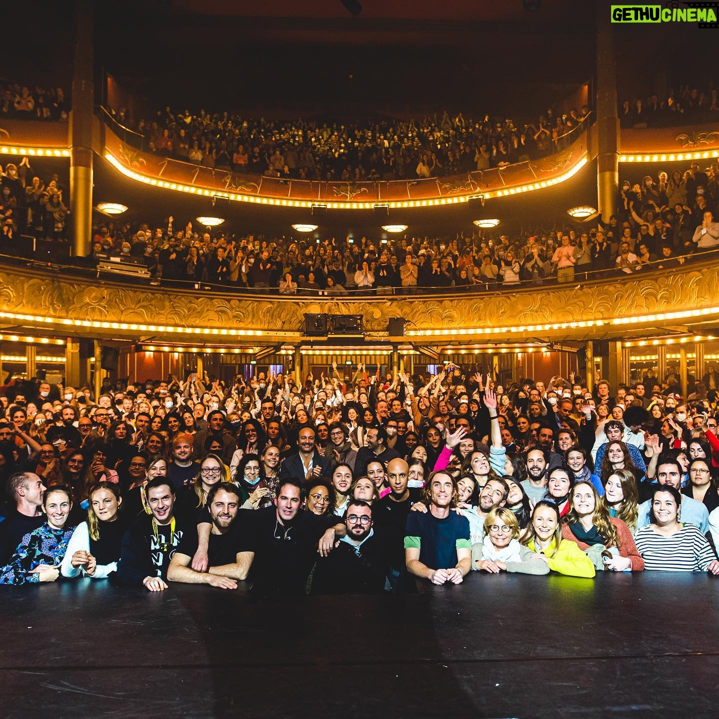 Anaïde Rozam Instagram - Hier c’est aux @foliesbergere_officiel que @benmazue, @robinnotte, @clementnilemsimounet ont rempli le cœur des gens..et le mien était gonflé à block de pouvoir monter sur scène pour interpréter la chanson Semaine A/Semaine B 💕 merci pour cette expérience c’est gravé! Merci @sophiebrandet pour les photos 🙏🏼 Bravo @emma.ptrs 😘