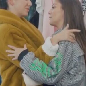 Anaïde Rozam Instagram - Merci à la talentueuse et pétillante @camillelellouche d’avoir accepté de jouer Lily la styliste folle dingue ♥️ 
Et merci à l’équipe d’amour qui m’accompagne sur ces épisodes! @cliquetv @canalplus @mouloudachour 😘