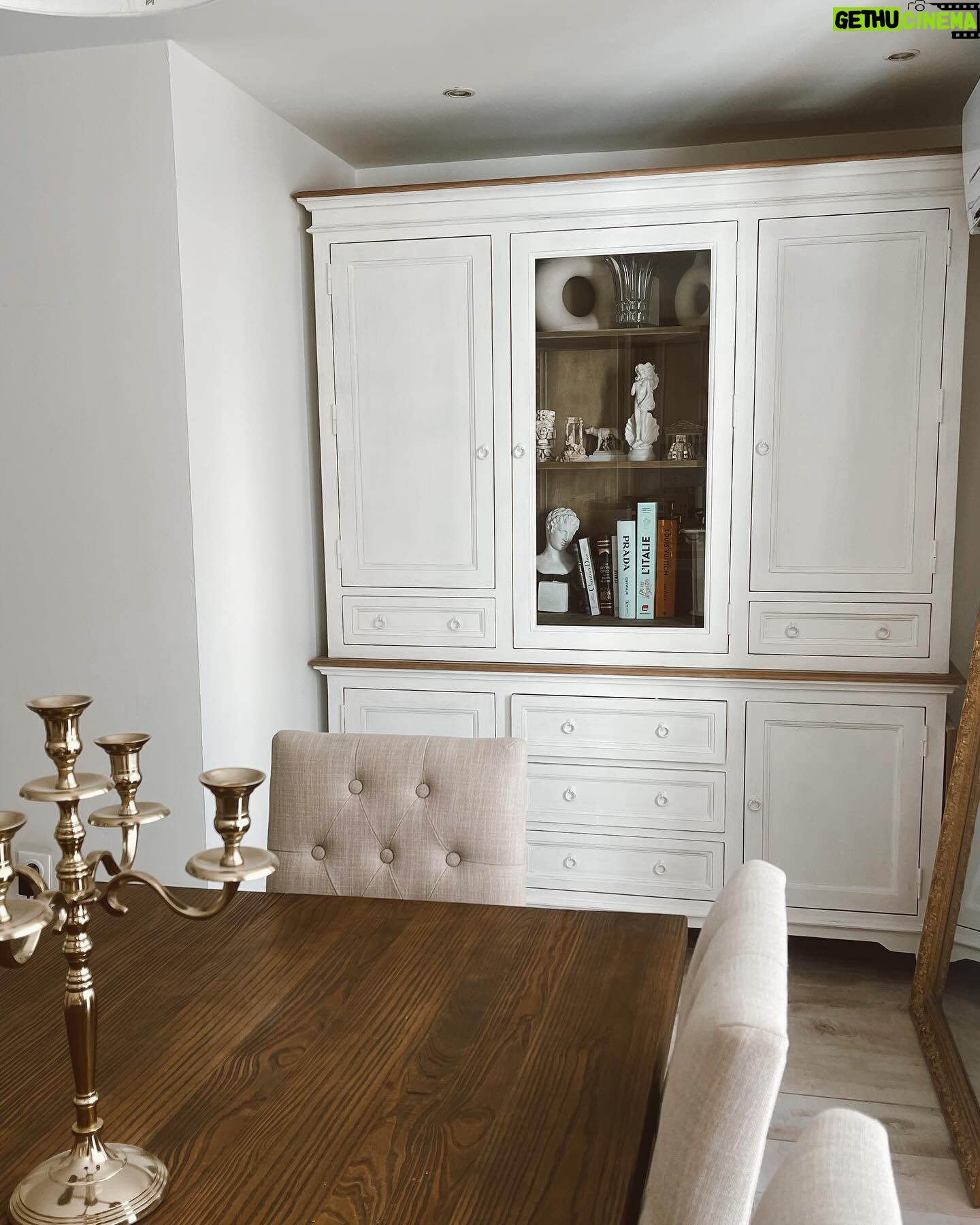 Anaïs Quadratus Instagram - PUBLICITÉ | CONCOURS TERMINÉ ❌ On se retrouve pour un concours avec @interiors_fr 🎁 🤎 Vous connaissez notre amour pour cette marque, pas mal de nos meubles viennent de chez eux 😍 Et pour vous gâter à l’occasion des fêtes, on vous fait gagner un bon d’achat @interiors_fr d’un montant de 600€, pour participer: -Abonne toi à nos 3 comptes -Commente en tagguant une copine 👯♀️ -Aime la photo Le concours dure une semaine, bonne chance à tous 🍀 #giveaway #concours #home