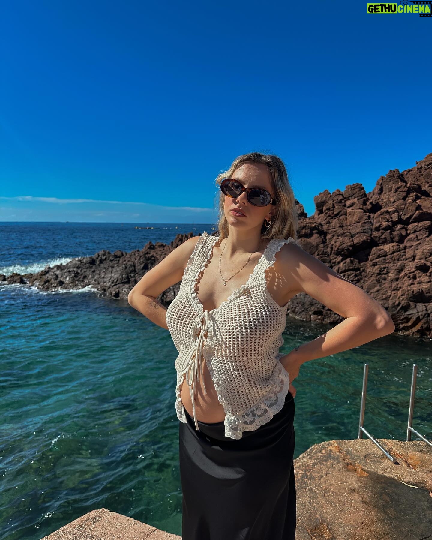 Anaïs Quadratus Instagram - Enceinte mais pas nonne, on retiendra ça 😂 Vous validez ce look ? 🤰🏼 Et si le paradis était un lieu, je dirai qu’il ressemblerait au @miramarbeachhotel 🥹 *collaborationcommerciale theoulesurmer cotedazur pregnantwife pregnantstyle