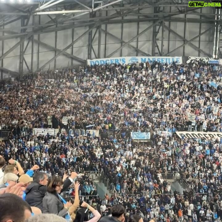 Anaïs Quadratus Instagram - *invitation Il faut bien initier notre fils à l’OM, le plus tôt est le mieux selon Thomas 🙄 Merci à @ef_france pour cette expérience magnifique… et qu’ils aient eu des étoiles dans les yeux 🥹 PS : en story je vous partage un concours EF 😉