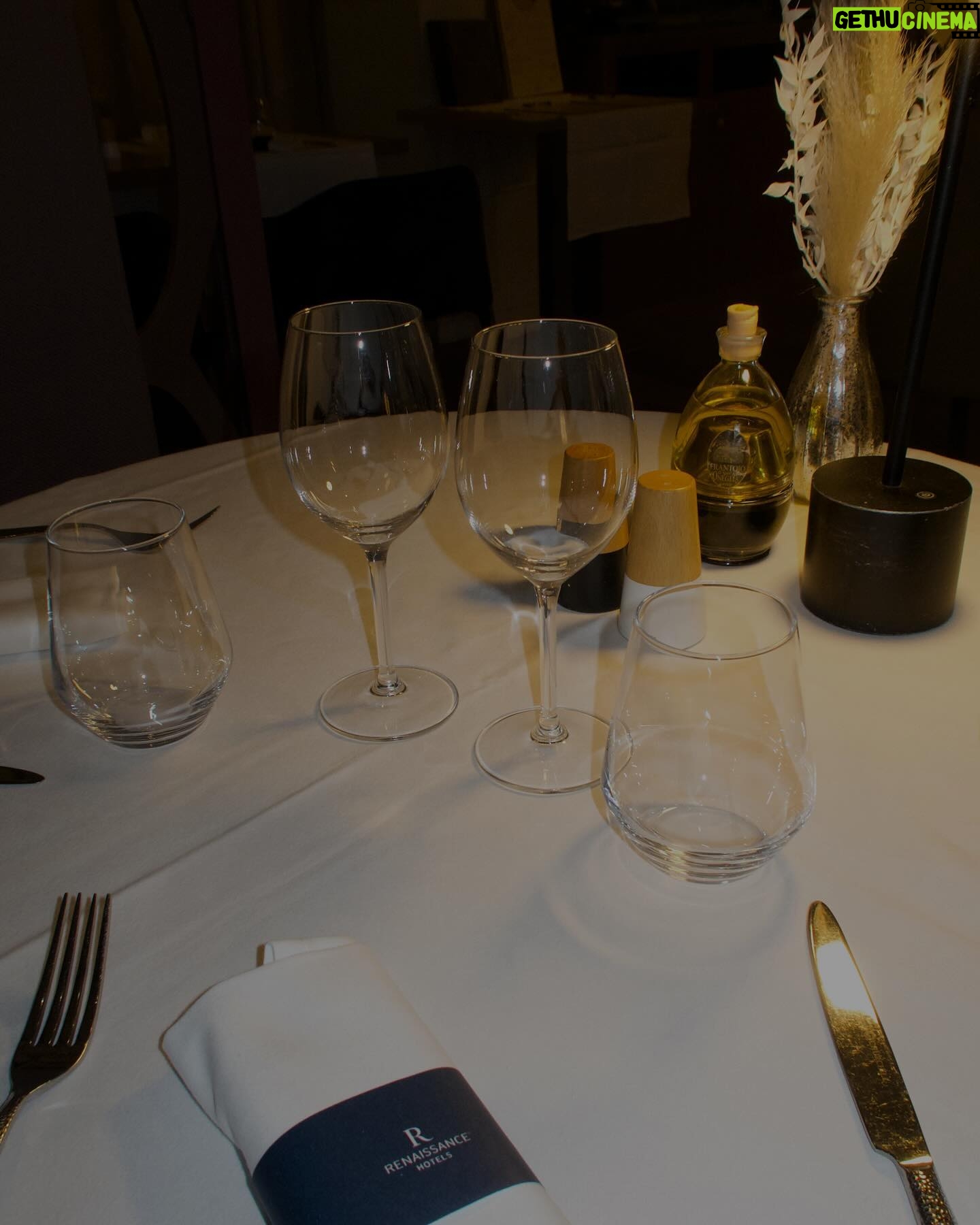 Anaïs Quadratus Instagram - CONCOURS FERMÉ ❤️ Collaboration commerciale Ce soir, on vous propose de vous faire gagner 1 nuit avec petit déjeuner accès au spa 2 cocktails au bar l’Avant-Scene 1 dîner au restaurant l’AtmoshpR 1 massage d’1h en duo…. De quoi passer un merveilleux moment en amoureux ❤️ Pour cela il suffit : - De suivre mon compte et celui de @renaissanceaixenprovence - Dis-nous en commentaire avec qui tu aimerai partager ce moment - Like ce post 🫶🏻 Résultats dans quelques jours…. bonne chance 🍀