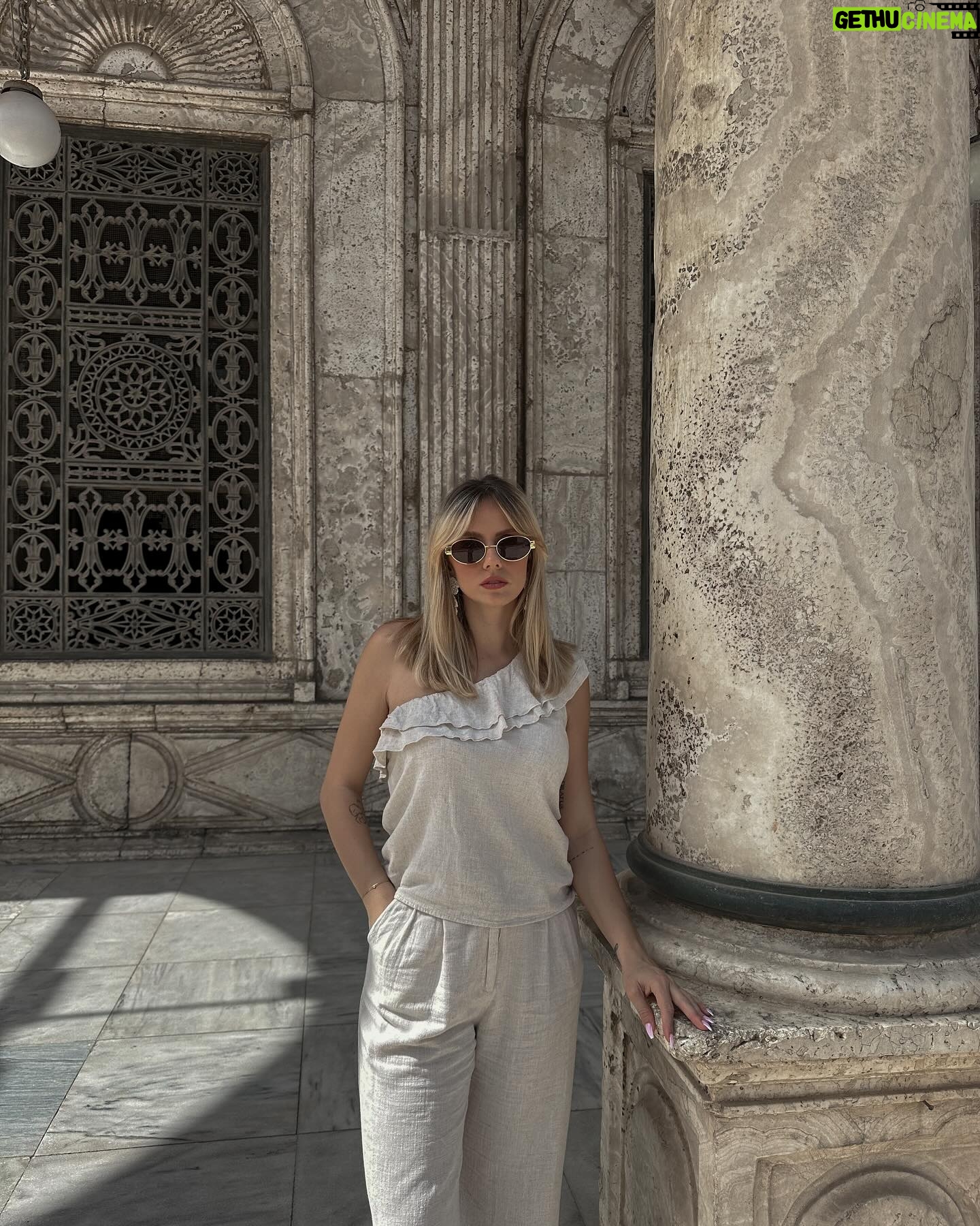 Anaïs Quadratus Instagram - J’hésitais entre les 2 premières photos, vous préférez laquelle ? 😭 Photo 3 : je me fond dans le décor Photo 4 : une synagogue en Égypte Photo 5 : l’intérieur d’une mosquée baroque Photo 6 : Joseph et Marie se sont réfugiés en Égypte 3 ans Et tout ça organisé par @toutankhaone 🌅 #egypte #égypte #lecaire #lecaireegypte *collaboration commerciale