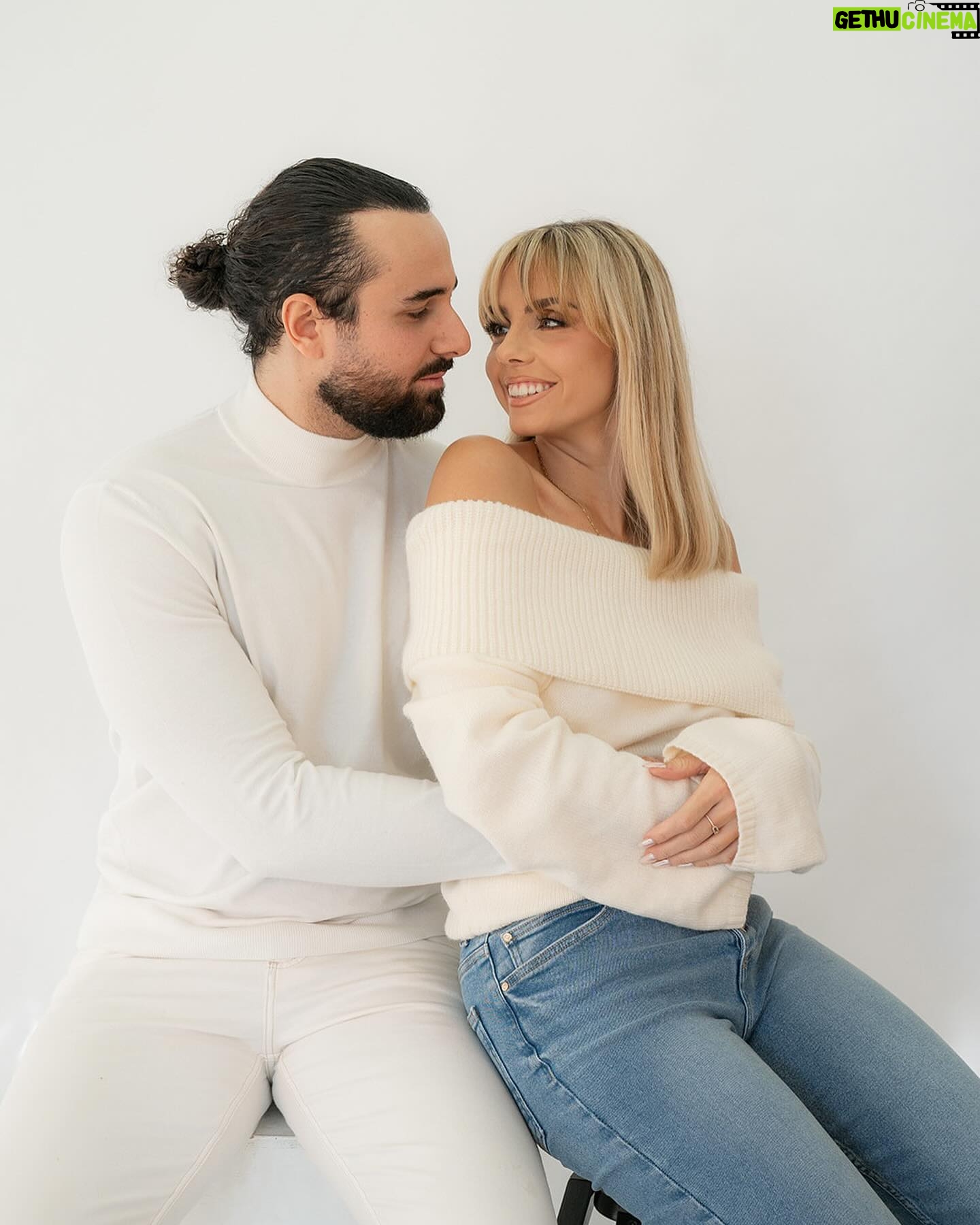 Anaïs Quadratus - 24.6K Likes - Pour cette 2eme série vous préférez laquelle ? ☁️
Parfois c’est si simple que ça serait trop difficile à l’expliquer, les photos parlent d’elles même, Thomas et moi vivons des moments si spéciaux, les shooting sont une manière pour nous d’exprimer nos émotions noir sur blanc, notre amour et notre complicité.
Et toi avec qui aimerais tu faire ce shooting ?
📸 : @gioiavisuals_