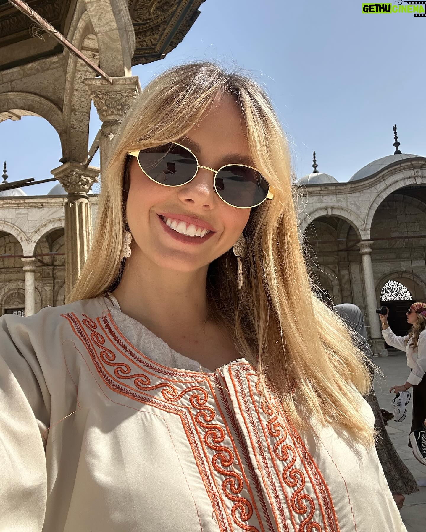 Anaïs Quadratus Instagram - J’hésitais entre les 2 premières photos, vous préférez laquelle ? 😭 Photo 3 : je me fond dans le décor Photo 4 : une synagogue en Égypte Photo 5 : l’intérieur d’une mosquée baroque Photo 6 : Joseph et Marie se sont réfugiés en Égypte 3 ans Et tout ça organisé par @toutankhaone 🌅 #egypte #égypte #lecaire #lecaireegypte *collaboration commerciale