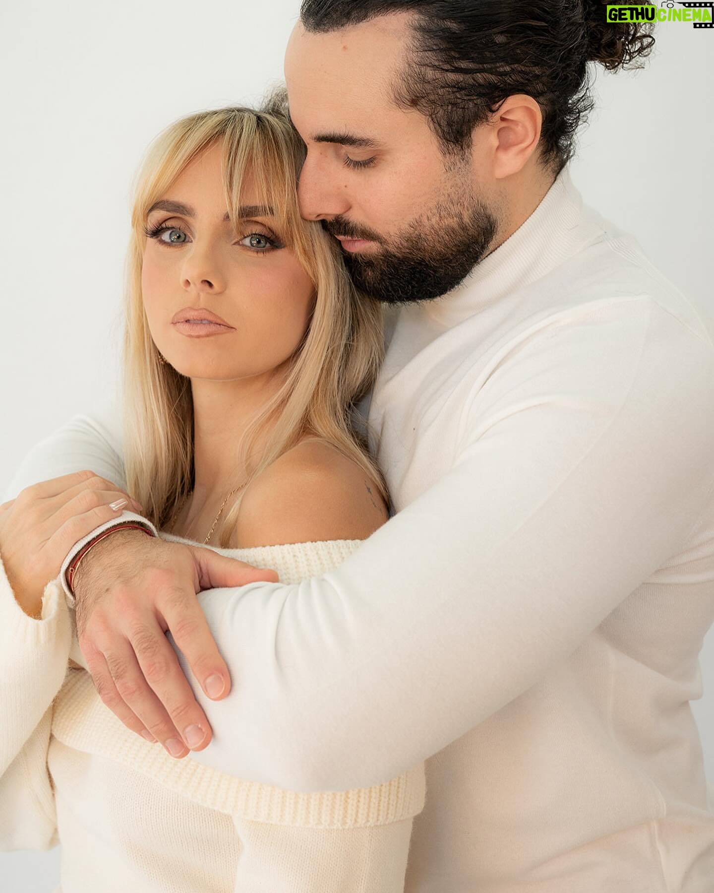 Anaïs Quadratus - 24.6K Likes - Pour cette 2eme série vous préférez laquelle ? ☁️
Parfois c’est si simple que ça serait trop difficile à l’expliquer, les photos parlent d’elles même, Thomas et moi vivons des moments si spéciaux, les shooting sont une manière pour nous d’exprimer nos émotions noir sur blanc, notre amour et notre complicité.
Et toi avec qui aimerais tu faire ce shooting ?
📸 : @gioiavisuals_