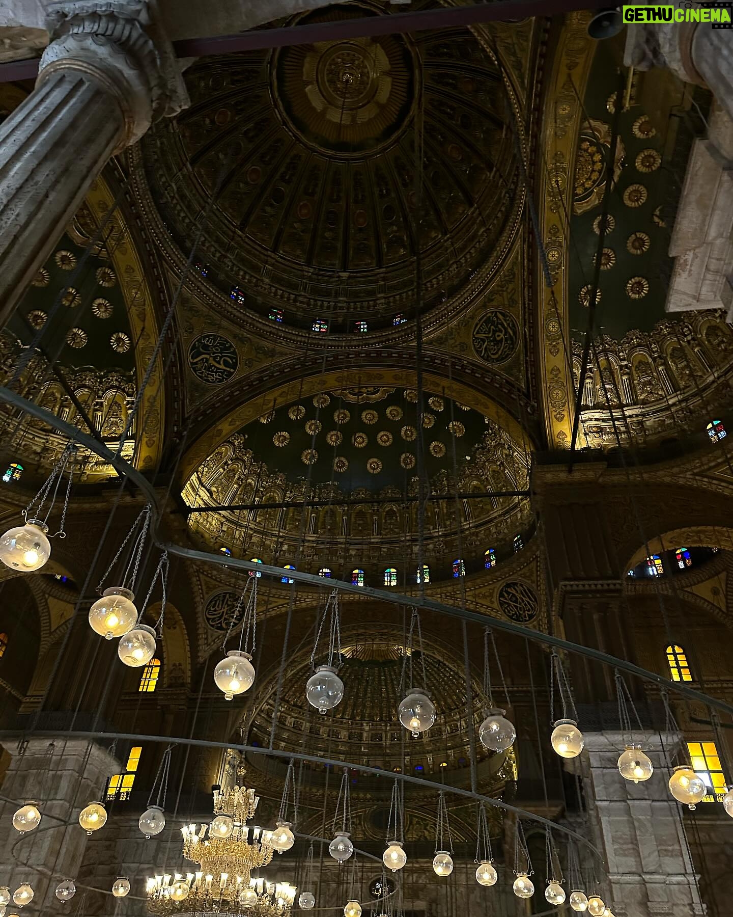 Anaïs Quadratus Instagram - J’hésitais entre les 2 premières photos, vous préférez laquelle ? 😭 Photo 3 : je me fond dans le décor Photo 4 : une synagogue en Égypte Photo 5 : l’intérieur d’une mosquée baroque Photo 6 : Joseph et Marie se sont réfugiés en Égypte 3 ans Et tout ça organisé par @toutankhaone 🌅 #egypte #égypte #lecaire #lecaireegypte *collaboration commerciale