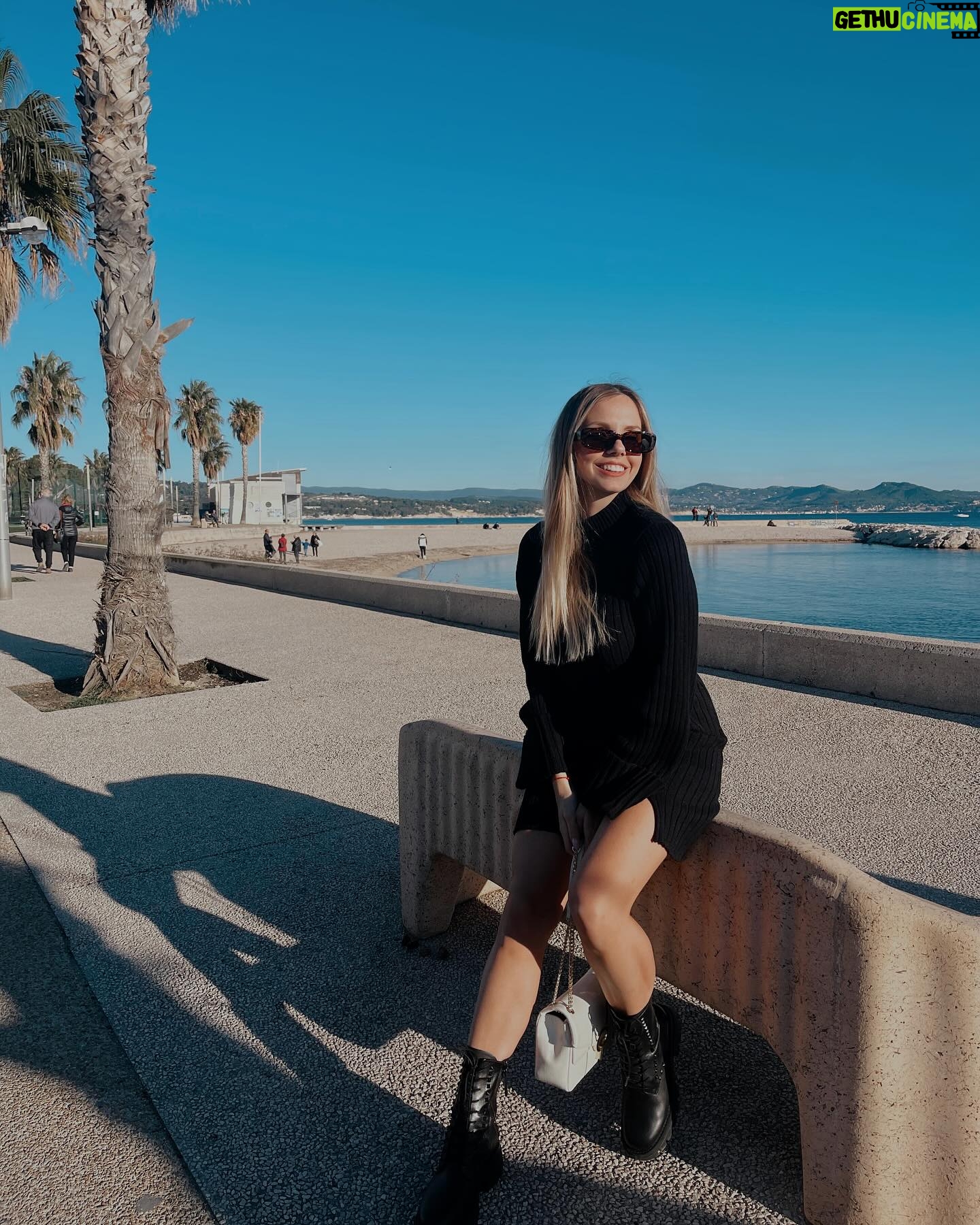 Anaïs Quadratus Instagram - 3 photos - 1 endroits - 3 années différentes 🤎 Janvier 2024-2023-2022… Quelle évolution pour moi. En 2022 je commençais mon année détruite vous le savez 💔 En 2023, je commençais à me reconstruire, à savoir où je voulais aller et ce que je voulais. En 2024, je commence l’année sûre de moi, amoureuse comme je n’aurai jamais pensé, des objectifs plein la tête et le courage pour tout faire. Même si vous êtes dans une phase difficile, tout passe, et le meilleur arrive, je te le promets ❤️
