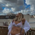 Anaïs Quadratus Instagram - Au @bloomhouse.hotelspa au fil des mois… 🤍 Sur la 2eme photo j’étais enceinte sans le savoir, de mon 1er bébé 👼🏼 Sur la 4eme, on lançait ce ballon dans les airs pour dire au revoir à cette 1ere grossesse qui s’était terminée prématurément quelques jours plutôt…🥹 Je suis émue en vous postant ces photos 🥲 *collaborationcommerciale #babymama