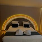 Anaïs Quadratus Instagram - Cette suite au @sevenhotelparis ☁️ Nous avions la suite 7Chakras, et l’énergie qu’avait cette pièce était folle. On était sur un petit nuage ☁️ #sevenhotel #hotelparis #bedtime
