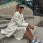 Anaïs Quadratus Instagram - Je me croirai presque dans GossipGirl, sur les escaliers 🙈 #look #whitelook #parisianstyle