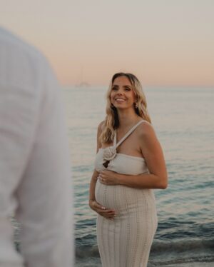 Anaïs Quadratus Instagram - Bonne fête à toutes les Mamans, les futures Mamans, les belles-mamans, les Taties qui considèrent leur neveux comme leurs enfants, les Mamanges et celles qui ne sont plus là 🤍

Dans 1 an je fêterai ma 1ere fête des mères, j’ai envie de pleurer 🥹

📸: @salomethomas.photographie