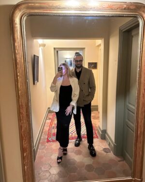 Anaïs Quadratus Instagram - Joyeux anniversaire ma vie 🥹

Notre amour, au fil des saisons, au @chateaudeberne 🏰 et tous ces merveilleux souvenirs qui se créent…

#chateaudeberne #happybirthday #anniversaire #amour *collaboration commerciale