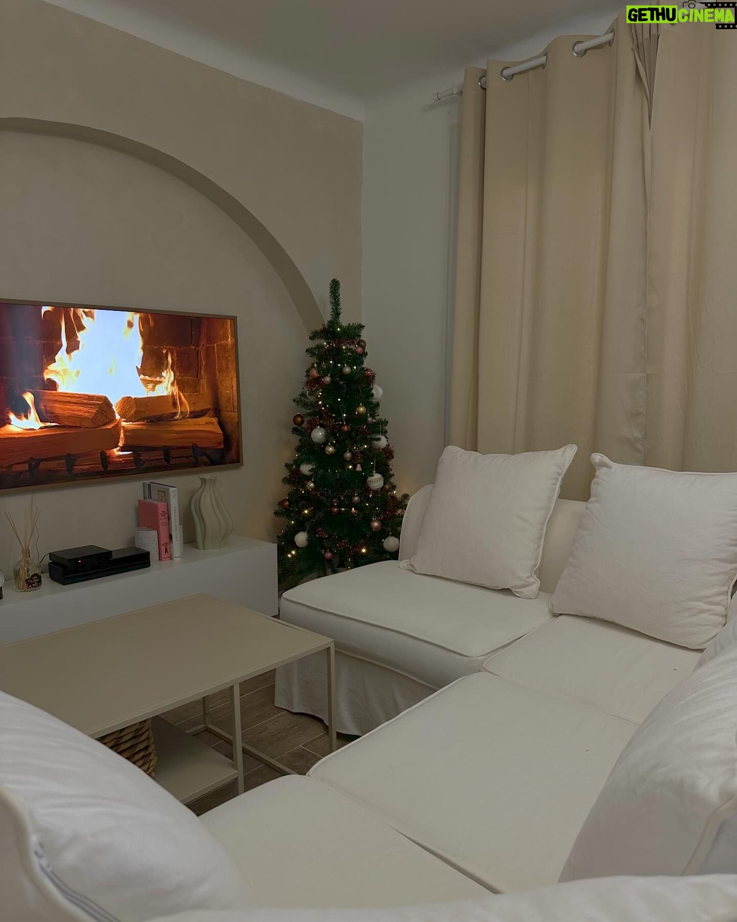 Anaïs Quadratus Instagram - PUBLICITÉ | CONCOURS TERMINÉ ❌ On se retrouve pour un concours avec @interiors_fr 🎁 🤎 Vous connaissez notre amour pour cette marque, pas mal de nos meubles viennent de chez eux 😍 Et pour vous gâter à l’occasion des fêtes, on vous fait gagner un bon d’achat @interiors_fr d’un montant de 600€, pour participer: -Abonne toi à nos 3 comptes -Commente en tagguant une copine 👯♀️ -Aime la photo Le concours dure une semaine, bonne chance à tous 🍀 #giveaway #concours #home
