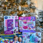 Anaïs Sanson Instagram - Big Concours✨ On vous gâte avec de très belles marques et le gagnant remportera ce très beau lot de 10 cadeaux 🎁 Le Scrapbooking, le coffret "Je suis un petit scientifique", le KidiSecrets MagicLocker, la Tonies box et sa veilleuse mouton, une robe de princesse dorée, un Miniverse Café and Diner Series 2 accompagné de la Mini Kitchen, le Bracelet Maker Popstyle, une couverture les 100Vœux, le jeu DéfiFoo et le jeu Fluffy Valley ! Pour participer; 1/liker et commenter ce post en invitant des amis 2/suivre le compte de : @gigamic_france @tonies_fr @liscianigiochi_fr @canaltoysfrance @vtech_jouets @oxybuleveiletjeux @spinmasterfrance @loki_kids @les100voeux @officialminiverse Bonne chance à tous✨ Résultats dans une semaine🎄 Bravo @happy.home.joyfamily 🤩🤩🤩 Collaboration commerciale @journeepresseetinfluence