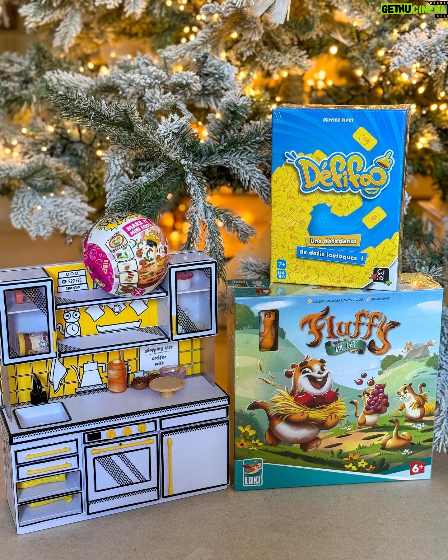 Anaïs Sanson Instagram - Big Concours✨ On vous gâte avec de très belles marques et le gagnant remportera ce très beau lot de 10 cadeaux 🎁 Le Scrapbooking, le coffret "Je suis un petit scientifique", le KidiSecrets MagicLocker, la Tonies box et sa veilleuse mouton, une robe de princesse dorée, un Miniverse Café and Diner Series 2 accompagné de la Mini Kitchen, le Bracelet Maker Popstyle, une couverture les 100Vœux, le jeu DéfiFoo et le jeu Fluffy Valley ! Pour participer; 1/liker et commenter ce post en invitant des amis 2/suivre le compte de : @gigamic_france @tonies_fr @liscianigiochi_fr @canaltoysfrance @vtech_jouets @oxybuleveiletjeux @spinmasterfrance @loki_kids @les100voeux @officialminiverse Bonne chance à tous✨ Résultats dans une semaine🎄 Bravo @happy.home.joyfamily 🤩🤩🤩 Collaboration commerciale @journeepresseetinfluence