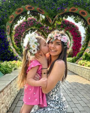 Anaïs Sanson Instagram - Mes deux filles d’amour au Miracle Garden à Dubai🌸🫶🏻🤍
J’aime trop ces photos 🫶🏻💕

#family#familylife#sisters#loveyou