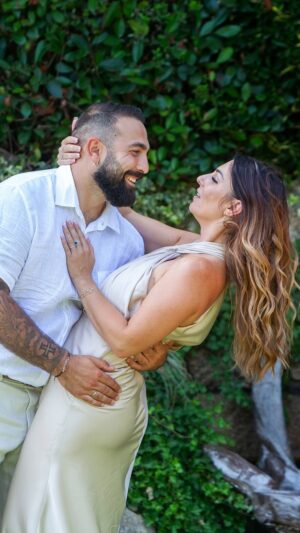 Anaïs Sanson Instagram - Je crois que le message n’est pas bien passé! 😂😂😂🙊

Merci pour les cadeaux mon amour❤️

#couple#couplelove#stvalentinesday#reels#humour