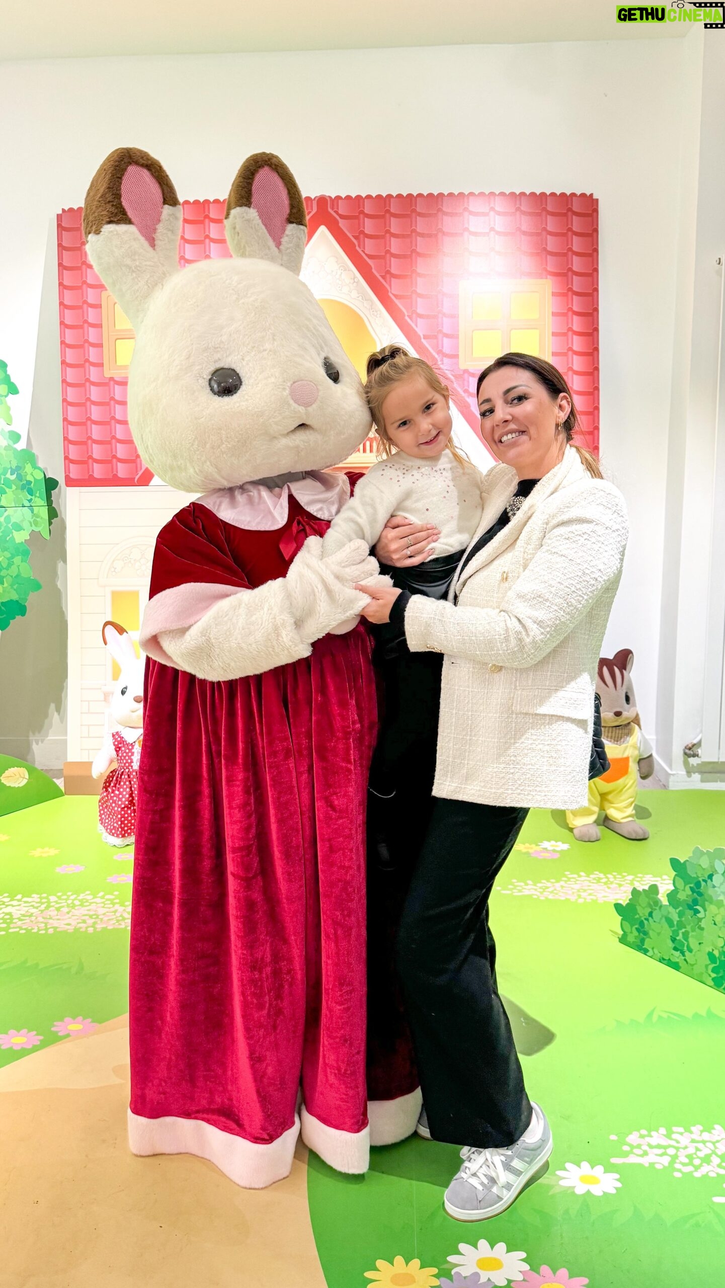 Anaïs Sanson Instagram - ✨CONCOURS DE FOLIE✨ On vous emmène avec nous au village de Noël des Sylvanian Families.✨🎅🏻 Depuis bientôt 40 ans, les Sylvanian Families se transmettent de génération en génération.Des adorables figurines toutes douces que nos enfants adorent😍Lila s’invente des aventures à n’en plus finir avec ses Sylvanian☺️ On vous gâte ,on vous fait remporter un super lot Sylvanian :LA GRANDE MAISON ÉCLAIRÉE ET SA PIÈCE SECRÈTE, LE CHÂTEAU DES SIRÈNES, LE COFFRET DE NOËL, L’ADORABLE FAMILLE RENNE et LES JUMEAUX PINGOUIN ET LEUR VOITURE ✨ Pour participer; 1/ liker et commenter ce post en invitant des amis 2/Bien suivre le compte @sylvanianfamiliesfr et le mien Résultats le 30 novembre ✨ Je vous partage mon code ANAIS 15, une offre de 15% de remise sans minimum d’achat sur leur site internet (www.sylvanianfamilies-boutique.fr), hors exclusivités et frais de livraison, non cumulable avec les offres en cours code valable jusqu’au 30 novembre✨❤️ •Bravo @aureelieluna 🎅🏻🎄 Collaboration commerciale avec @sylvanianfamiliesfr