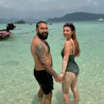 Anaïs Sanson Instagram – J’étais fatiguée!!! 🤣🤣🤣🤣🤦🏻‍♀️

(Mention spéciale pour la danse de @carlos_dacostaa 🤣)

#couple#couplegoals#reels#humour