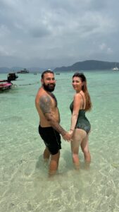 Anaïs Sanson Instagram - J’étais fatiguée!!! 🤣🤣🤣🤣🤦🏻‍♀️ (Mention spéciale pour la danse de @carlos_dacostaa 🤣) #couple#couplegoals#reels#humour
