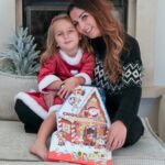 Anaïs Sanson Instagram - La magie de Noël avec Kinder✨🎅🏻 C’est le moment de l’année que tous les enfants attendent : l’ouverture du Calendrier de l’Avent♥️ Cette année, Kinder s’associe avec le Père Noël 🎅🏻 pour que vos enfants reçoivent des messages vidéos personnalisés! Scannez le QR Code de votre Calendrier de l’Avent Choco et Biscuits puis remplissez les détails/ le prénom, l’âge et ajouter une photo de vos petits, et laissez le Père Noël créer des souvenirs inoubliables à vos enfants💫🌟 Et cette année en plus du Calendrier de l’Avent, partagez en famille un Kinder Surprise Géant et des Mini Friends en forme de pingouins et de Père Noël✨♥️ Vous aussi vous avez hâte d’ouvrir votre calendrier de l’Avent Kinder?😍 Collaboration commerciale rémunérée avec @kinderfr Pour votre santé, évitez de manger trop gras, trop sucré, trop salé http://www.mangerbouger.fr