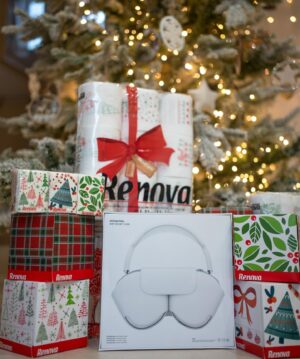 Anaïs Sanson Instagram - Énorme concours de Noël✨

Avec la marque RENOVA on vous gâte,3 gagnants,3 supers lots de folie😍 :

-LOT 1: iPhone 15 Pro Titanium 256go   1
RENOVA Christmas pack
-LOT 2 : Thermomix TM6   1 RENOVA Christmas pack
-LOT 3 : Apple Headphones   1 RENOVA
Christmas pack

Pour participer;
1/suivre le compte @myrenova et mon compte
2/Liker et commenter ce post en invitant des amis.

Bonus vous  pouvez aussi partager en storie🤩

Tirage au sort le 15 décembre 🎄🎅🏻
Bravo @powline29 tu remportes le lot 1
@aurorecrn_ tu remportes le lot 2 
@no.apriiil tu remportes le lot 3 

Collaboration commerciale avec @myrenova