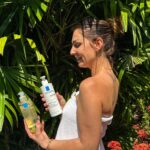 Anaïs Sanson Instagram – Je vous présente mon duo de la gamme Lipikar de la
Roche Posay.

Ma routine, une dose par jour de LIPIKAR HUILE LAVANTE AP .

c’est une huile lavante conçue pour les peaux normales, sèches et à tendance atopique.
Elle lave la peau en douceur, la nourrit et apaise immédiatement les démangeaisons.

Une texture huile facile à rincer et adaptée à toute la famille🤍

Après la douche,j’applique le LIPKAR BAUME AP M.

C’est un baume relipidant triple action pour le corps.
Il est spécialement formulé pour les peaux sèches à très sèches et les peaux à tendance à l’eczéma
atopique.

Il contient contient du Beurre de karité
,Niacinamide, de l’eau thermale La Roche Posay.

Ma peau est instantanément apaisée, confortable,hydratée et protégée✨

Les alliés pour les démangeaisons de la peau🤍

Avez-vous déjà testé la gamme Lipikar?

Collaboration commerciale avec @larocheposay 

#onedoseaday#lipikar#skincare#larocheposay